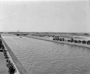 855876 Gezicht op het Amsterdam-Rijnkanaal te Utrecht, met op de achtergrond de Galecopperbrug en rechts de polder ...